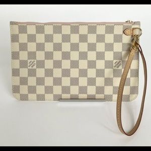 LOUIS VUITTON DA WRISTLET MM